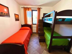 1 dormitorio con 2 literas y TV en La Cinisara, en Carini