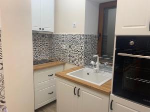 Kitchen o kitchenette sa Къща за гости Вино от глухарчета