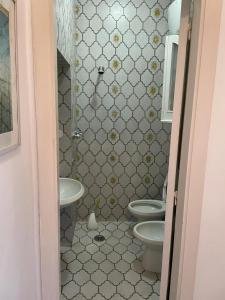 a bathroom with two sinks and two toilets at channel house in Ischia Town +11 photos