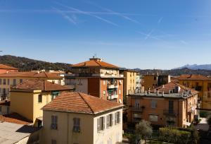 拉斯佩齊亞的住宿－Terre d'aMare Liguria，山丘背景城市的一组建筑