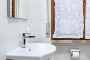 baño con lavabo y cortina de ducha en GraziellaHouse, en Brenzone sul Garda