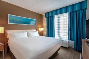 1 dormitorio con cama grande y ventana grande en Holiday Inn - St Augustine - World Golf, an IHG Hotel, en St. Augustine