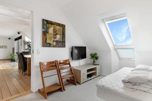 TV a/nebo společenská místnost v ubytování Fantastic Holiday Apartment In The Center Of Løkken!