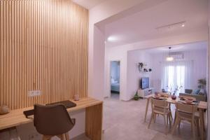 une pièce avec une table et des chaises et un salon dans l'établissement Charming Sweet Apt @Garitsa!, à Corfou
