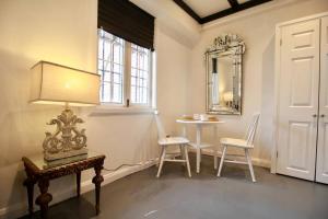 una stanza con tavolo, due sedie e uno specchio di The Little Cottage By Air Premier a Seaford