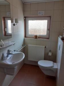Koupelna v ubytování *Davids - Ferienwohnung + 28 fotografií