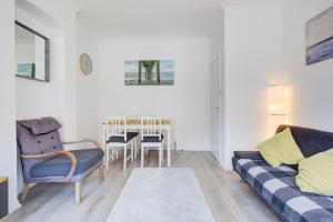 uma sala de estar com um sofá e uma mesa em Pass the Keys City Beach flat next to the sea sleeps up to 6 em Southend-on-Sea