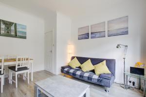 uma sala de estar com um sofá e uma mesa em Pass the Keys City Beach flat next to the sea sleeps up to 6 em Southend-on-Sea