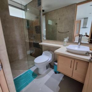 Un baño con inodoro, ducha y lavabo. en Torres del Mar Santa Marta, en Santa Marta 9 fotos más