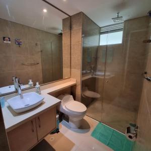 Un baño con inodoro, ducha y lavabo. en Torres del Mar Santa Marta, en Santa Marta