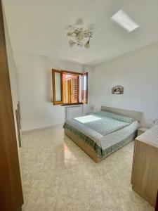 una camera con letto e ventilatore a soffitto di Crisimò vacanze a Tiggiano