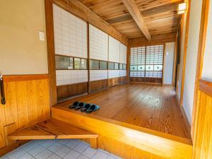 una stanza vuota con due paia di scarpe sul pavimento di Irori no oyado zen - Vacation STAY 80209v a Mimasaka