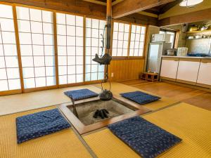 una grande stanza con cucina con lavandino di Irori no oyado zen - Vacation STAY 80209v a Mimasaka