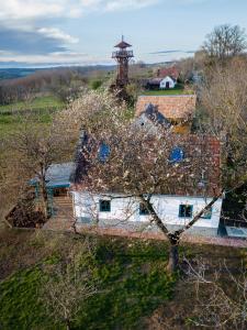een luchtzicht op een oud huis met een watertoren bij Stüble Loft in Somogyhárságy