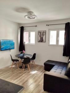 Posezení v ubytování Apartamento blanco y negro en el centro