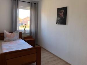 una camera da letto con un letto e una finestra di Lotus 5 a Cuxhaven