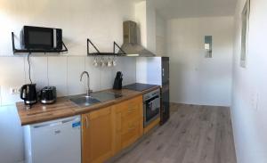 una piccola cucina con lavello e frigorifero di Lotus 5 a Cuxhaven Altre 4 foto