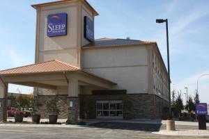 un cartello sul lato di un negozio di Sleep Inn & Suites Garden City a Garden City