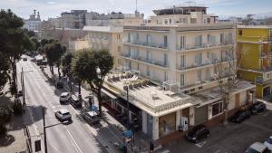 une vue sur une rue de la ville avec un bâtiment dans l'établissement Amsterdam Suite Hotel & SPA, à Rimini