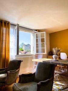 Χώρος καθιστικού στο Appartement familial Proche d'un site historique