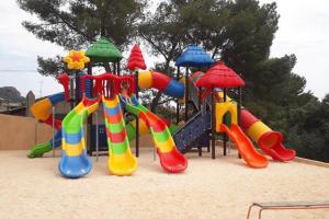 - une aire de jeux avec des équipements de jeux colorés dans un parc dans l'établissement Blue Horizon, à Saint-Raphaël