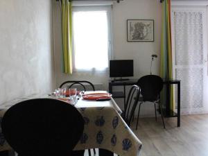 Appartement La Rochelle, 1 pièce, 2 personnes - FR-1-246-429にあるレストランまたは飲食店