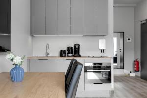 A kitchen or kitchenette at B18 Apartments