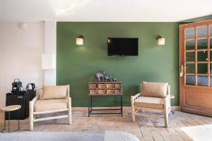 A seating area at Hôtel Restaurant Le Fiacre à Quend plage