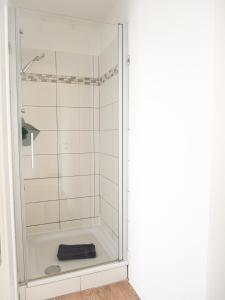 una ducha con puerta de cristal en un baño en Ferienwohnung Dons, en Grömitz 31 fotos más