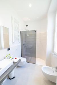 y baño con ducha, aseo y lavamanos. en Affittacamere Flori, en La Spezia