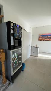 una camera con frigorifero in un museo con un dipinto di La Spiga a Campi Bisenzio