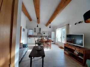 TV a/nebo společenská místnost v ubytování Gîte Bienvenue Chez Nous
