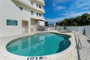 een zwembad voor een gebouw bij A Touch of Modern with Views Condo in Manasota Key