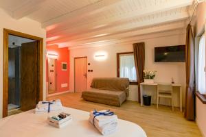 TV a/nebo společenská místnost v ubytování Appartamento immerso nella natura con parcheggio - Ciclamino