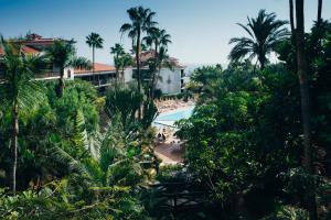 uma vista aérea de um resort com uma piscina e palmeiras em Hotel Parque Tropical em Playa del Inglés