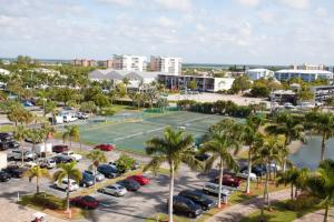 una vista aérea de una pista de tenis en un aparcamiento en Wandas Estero Beach Tennis C707- wkly New, en Fort Myers Beach