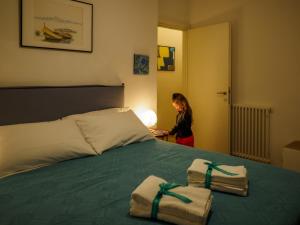 ヴェルナッツァにあるCasa Pina Quiet Apartmentのタオルを掛けた女性