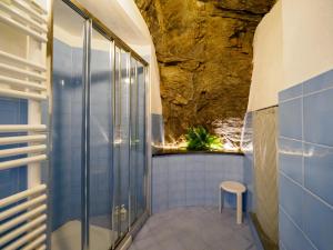 La salle de bains est pourvue d'une douche avec un mur en pierre. dans l'établissement Casa Pina Quiet Apartment, à Vernazza