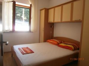 a small bedroom with a bed with a window at Villa Miranda - Croazia in Omiš