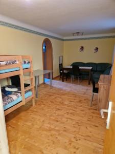 ein Wohnzimmer mit Etagenbetten und einem Tisch in der Unterkunft DRKARLRENNER in Guntramsdorf
