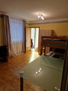 ein Wohnzimmer mit einem Tisch und einem Etagenbett in der Unterkunft DRKARLRENNER in Guntramsdorf