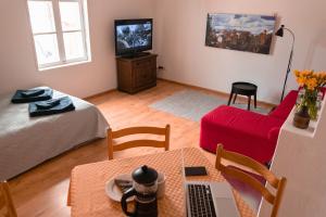 ein Wohnzimmer mit einem Tisch und einem Laptop darauf in der Unterkunft Kantreküla Apartment in Viljandi