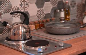 a tea kettle sitting on top of a stove at Kantreküla Apartment - lemmikloomasõbralik ja kodune in Viljandi
