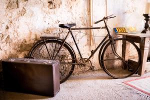 a bike parked in a room with a briefcase at Gite une belle Histoire in Voisey