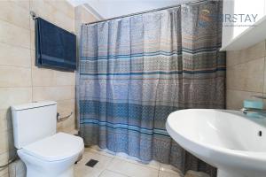 La salle de bains est pourvue de toilettes et d'un lavabo. dans l'établissement Elise Apartment Airport by Airstay, à Spáta