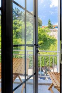 una porta aperta su un balcone con panca in legno di Lovely & Cozy Studio at Beyoglu a Istanbul