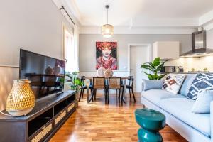 a living room with a couch and a table at HouSmart Capo di Lucca 1 in Bologna