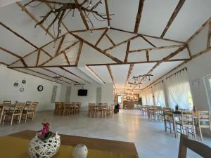 にあるPensiunea La Popa’s ( Vulcanii Noroioși )の木製のテーブルと椅子が備わる広い客室です。