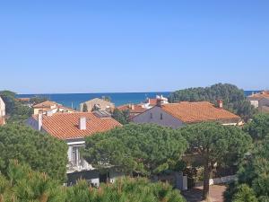 a view of a town with houses and trees at Saint-Cyprien plage, charmant studio meublé vue mer in Saint-Cyprien