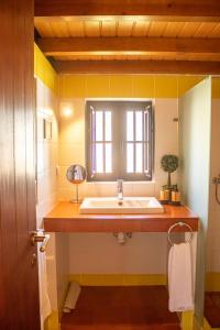 bagno con lavandino e finestra di Quinta da Mimosa ad Amieira